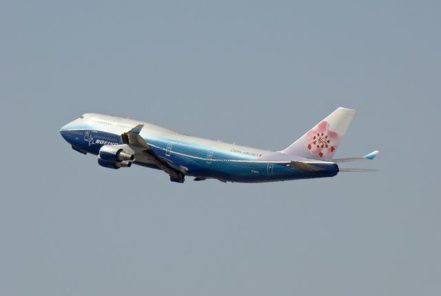 Boeing 747-400 (B-18210)