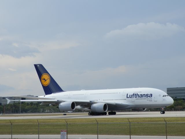 Airbus A380-800 (D-AIML)