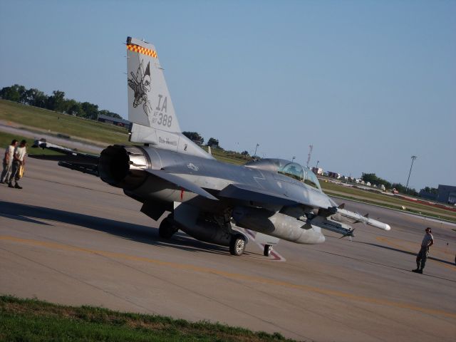 — — - 2 seater F-16 preflight checks!