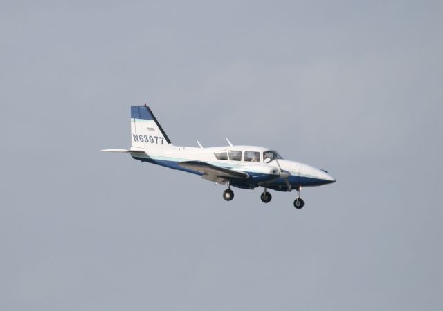 Piper Aztec (N63977)