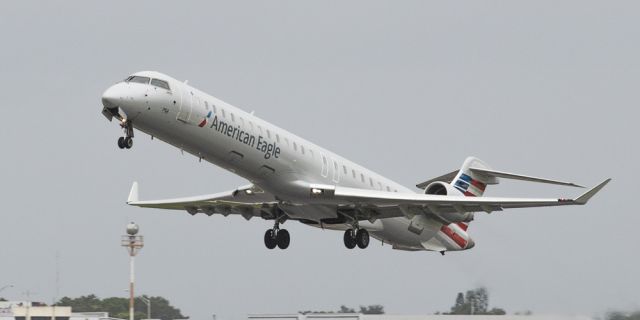 Canadair Regional Jet CRJ-900 (N556NN)