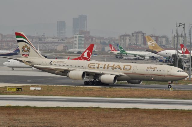 Airbus A340-500 (A6-EHA)