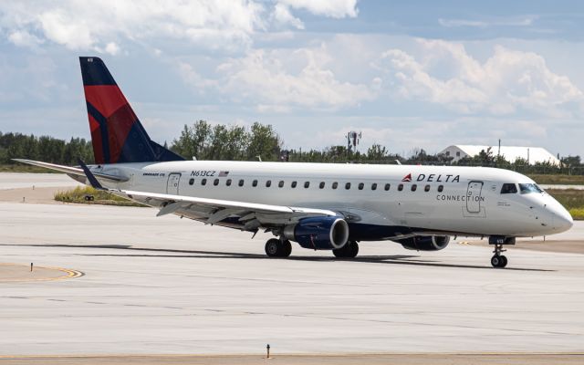 Embraer ERJ 175 (N613CZ)