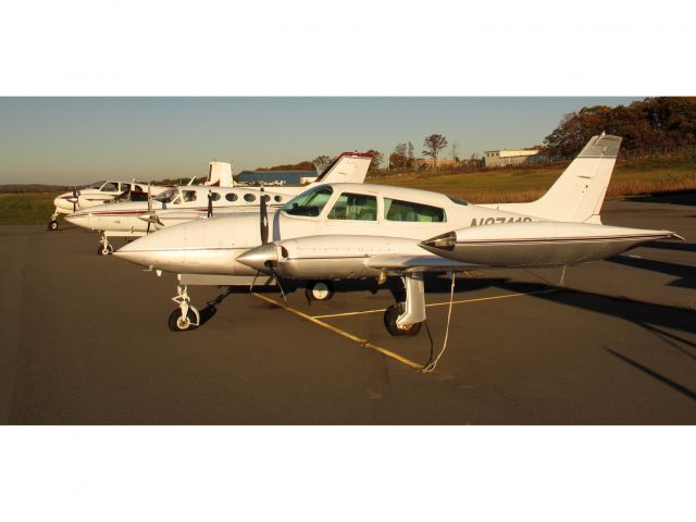 Cessna 310 (N87418) - Very good looking twin!