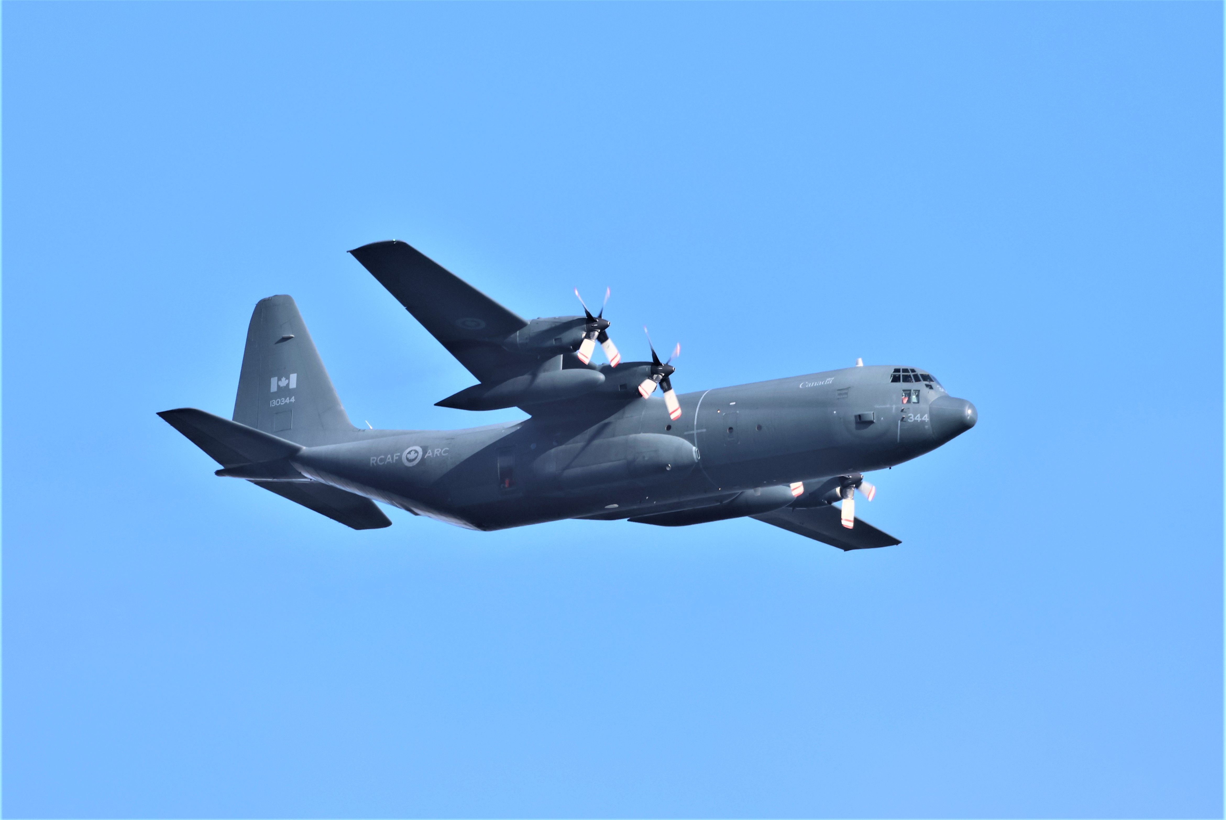 13-0344 — - LOCKEED CL-130 344 RCAF ROYAL CANADIAN AIR FORCE survolant le fleuve St-Laurent à Lavalrtie QC. le 06-10-2022 à 15:34