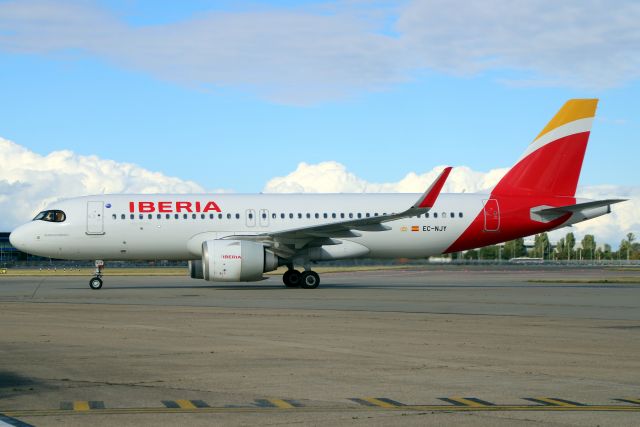 Airbus A320neo (EC-NJY) - Taxiing to Stand 513 on 1-Oct-21 operating flight IBE3176 from LEMD.