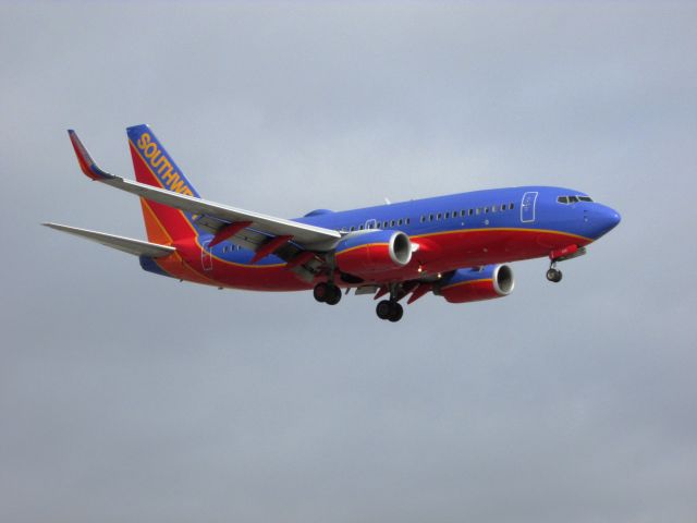 Boeing 737-700 (N235WN) - Landing on RWY 20R