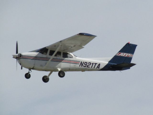 Cessna Skyhawk (N921TA) - Landing RWY 30