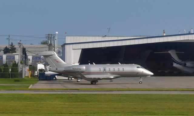 Canadair Challenger 350 (N352VJ) - Bombardier Challenger 350 N352VJ in Montréal 