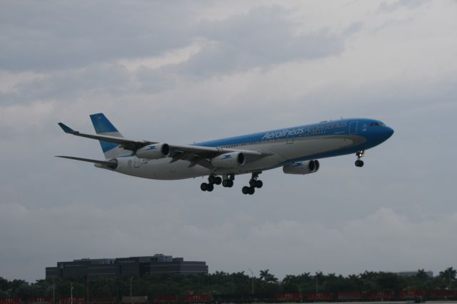 Airbus A340-300 (LV-CSD) - Aerolineas Argentinas Visiting Miami