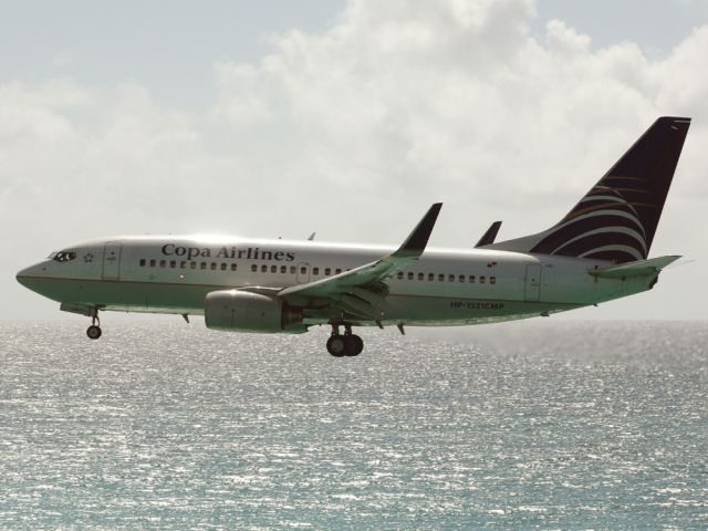 Boeing 737-700 (HP-1521CMP)