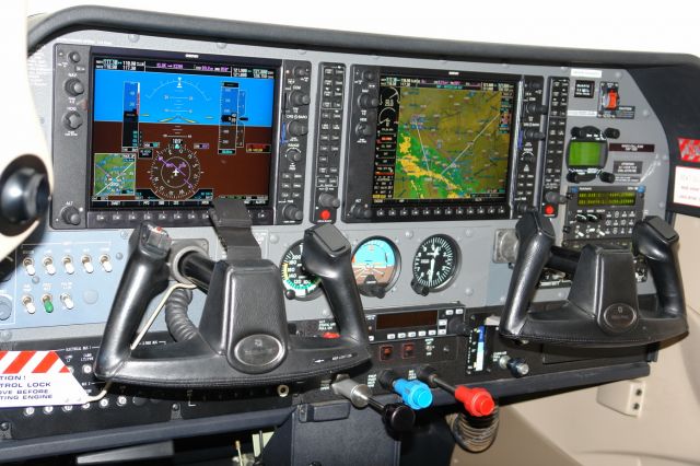 Cessna Skylane (N640CP) - im liking the glass panels