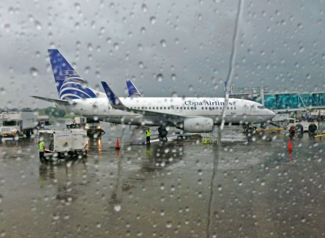 Boeing 737-700 (HP-1520CMP) - Seen during pushback on a rainy morning.