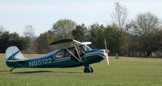 CHAMPION Tri-Traveler (N85122) - Taxiing for departure is this 1946 Aeronca 7AC Champion Tri-Traveler in the Autumn of 2022. That flag is not the 19th hole but a marker for the area assigned to drop the Pumpkins.