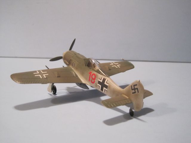 — — - 1/72 scale model of Focke-Wulf 190A-8