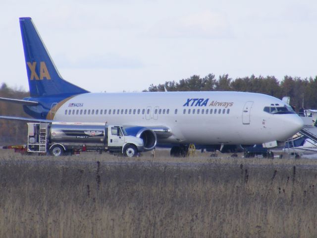 BOEING 737-400 (N42XA) - Xtra on the ramp