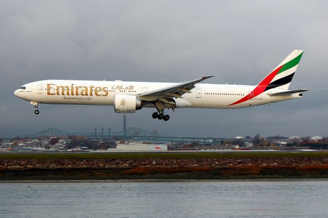 BOEING 777-300 (A6-EGA) - Emirates 239 landing on 22L