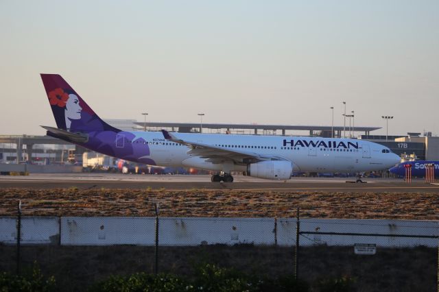 Airbus A330-200 (N374HA)