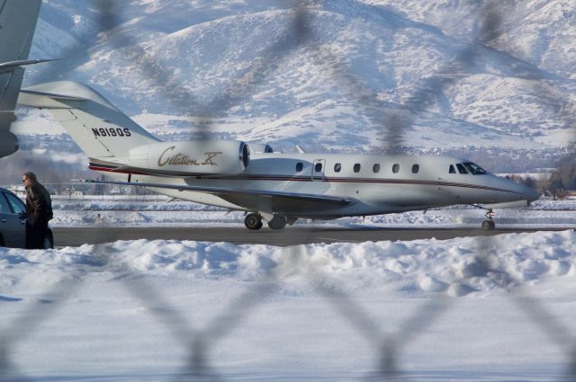 Cessna Citation X (N919QS) - N919QS taxiing in at Russ McDonald Field 