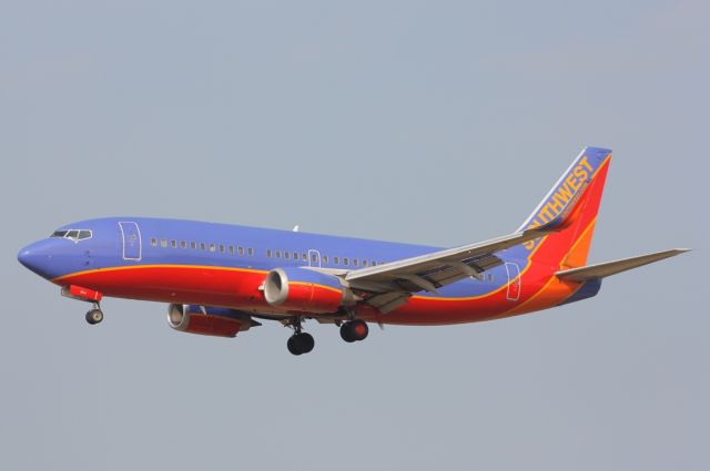 BOEING 737-300 (N364SW) - Southwest flight 2007 from Palm Beach Intl on final for runway 33L