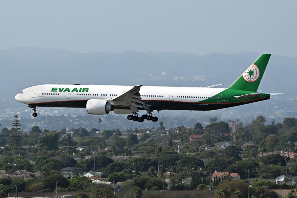 BOEING 777-300 (B-16718)