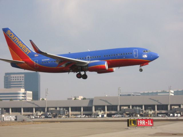 Boeing 737-700 (N288WN) - Landing on RWY 19R