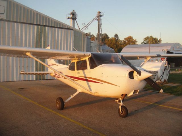 Cessna Skyhawk (N5327V)