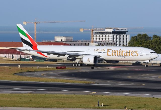 BOEING 777-300 (A6-EGT)