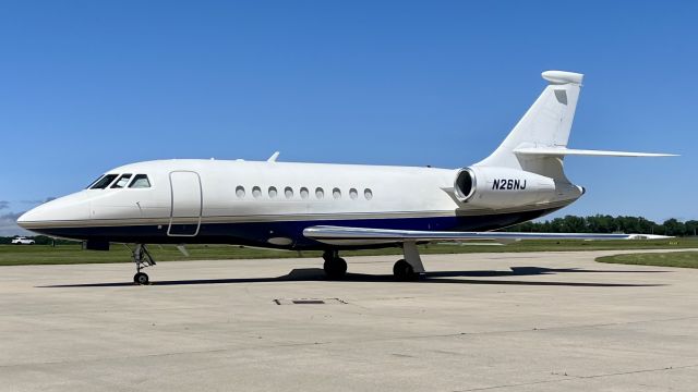 Dassault Falcon 2000 (N26NJ) - N26NJ, a 2001 Dassault Falcon 2000, all closed up for the day. This aircraft arrived earlier today from Yellowstone Bozeman. 6/7/22. 