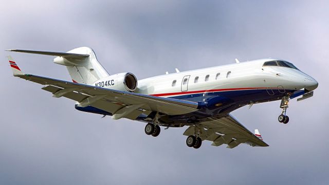 Bombardier Challenger 300 (N304KC) - 4 approach.