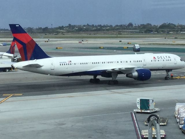 Boeing 757-200 (N668DN) - Waiting for taxing clearnce.