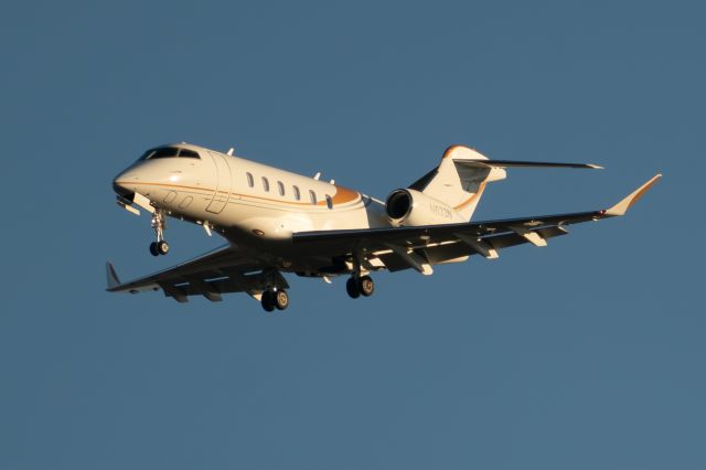 Canadair Challenger 350 (N633N)