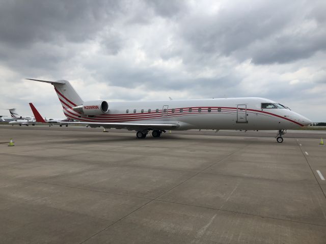 Canadair Challenger (N209RW) - Waiting for my jet to arrive