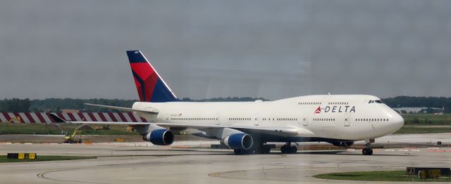 Boeing 747-400 (N672US) - At the terminal waiting for my flight and this rolled in.