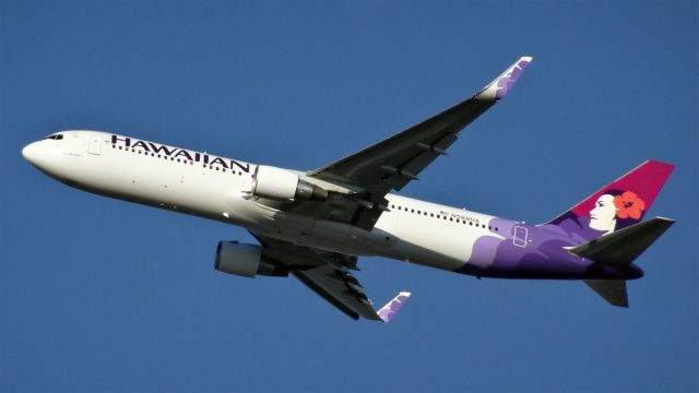 BOEING 767-300 (N588HA) - N588HA Hawaiian Airlines Boeing 767-300 - cn 33466 / ln 890br /First Flight * Oct 2002br /Age 12.6 Yearsbr /24-May-2015 B763/L San Jose Intl (KSJC) Kahului (PHOG / OGG) 07:18 PDT 09:28 HST 5:09