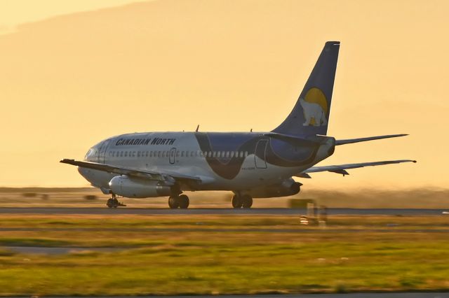 Boeing 737-200 (C-GOPW)