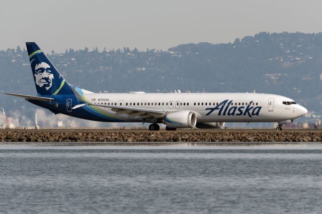 Boeing 737 MAX 9 (N722AL) - 16th November, 2024:  Taxiing for departure from runway 28L.