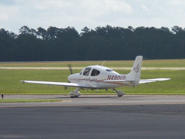 Cirrus SR-22 (N490CD) - Turning left on Delta, taxiing to 14 for takeoff.