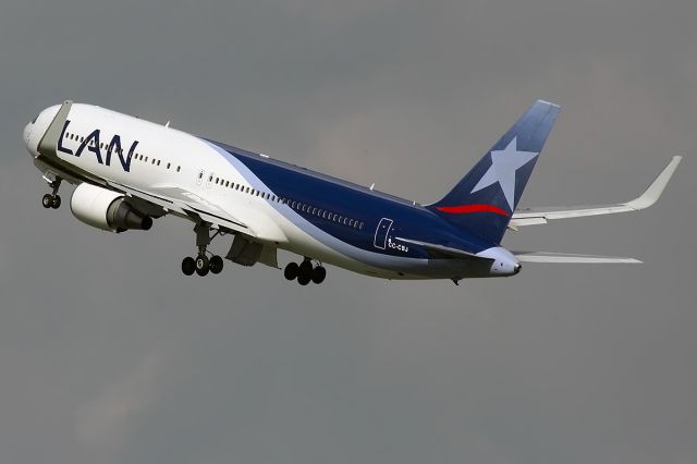 BOEING 767-300 (CC-CBJ)