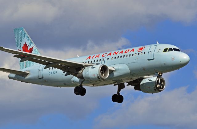 Airbus A320 (C-FYJH)
