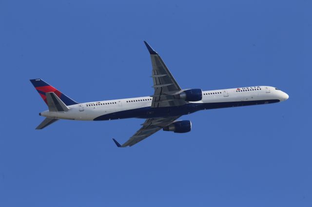 BOEING 757-300 (N588NW)