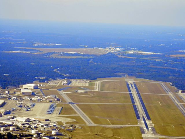 — — - SOUTH END OF ROBINS AFB WARNER ROBINS GA WITH MACON (KMCN)TO THE NORTH