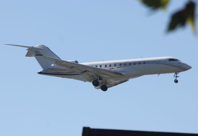Bombardier Global Express (VP-CFM)