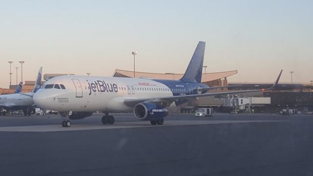 Airbus A320 (N709JB)