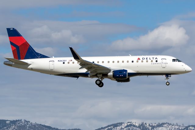 Embraer 175 (N263SY) - The second E-175 SC (Special Configuration). The SC has 70 seats, unlike the normal 175 with 76 seats. This is so it can operate in the CRJ-700 market. Full quality photo --> a rel=nofollow href=http://www.airliners.net/photo/Delta-Connection-SkyWest-Airlines/Embraer-175SC-ERJ-170-200SC/4896205http://www.airliners.net/photo/Delta-Connection-SkyWest-Airlines/Embraer-175SC-ERJ-170-200SC/4896205/a