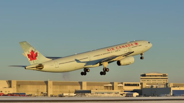 Airbus A330-300 (C-GHKX)