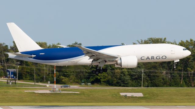 BOEING 777-200LR (N702GT) - Runway 18L arival