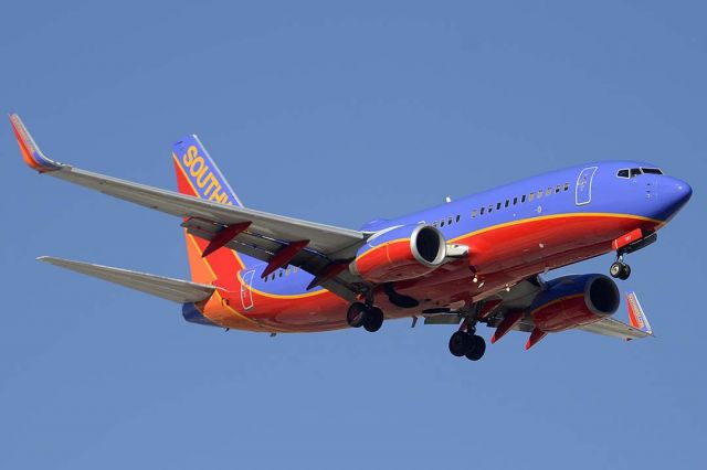 Boeing 737-700 (N287WN) - Southwest Boeing 737-7H4 N287WN arriving at Phoenix Sky Harbor on December 7, 2015.