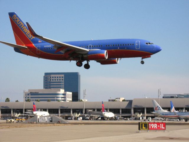 Boeing 737-700 (N219WN) - Landing on RWY 19R