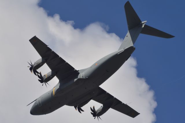 AIRBUS A-400M Atlas (THY2302) - A400M del Ejercito del Aire Español realizando pasada baja sobre LEXJ 